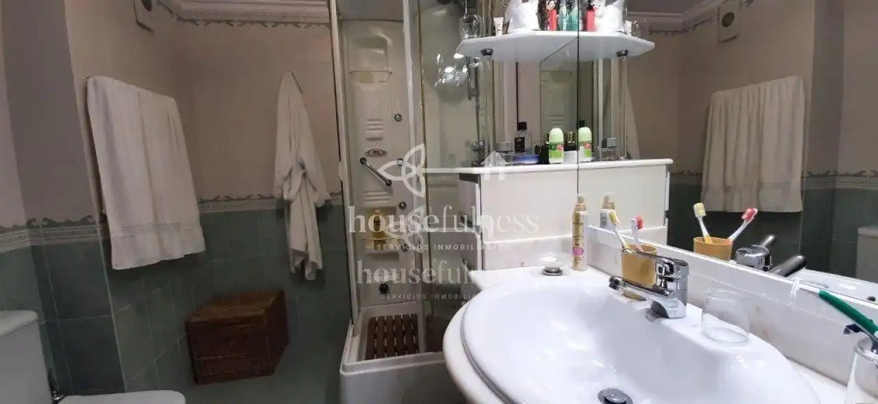 Bany de Pis en venda en Ferrol amb Calefacció, Parquet i Traster