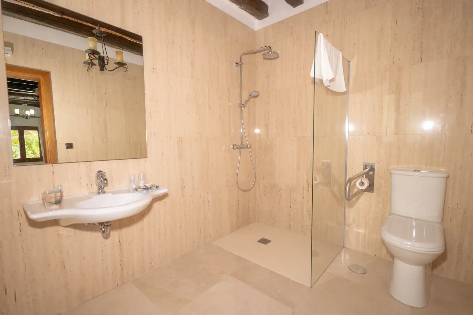 Badezimmer von Country house zum Verkauf in Válor mit Privatgarten, Terrasse und Abstellraum