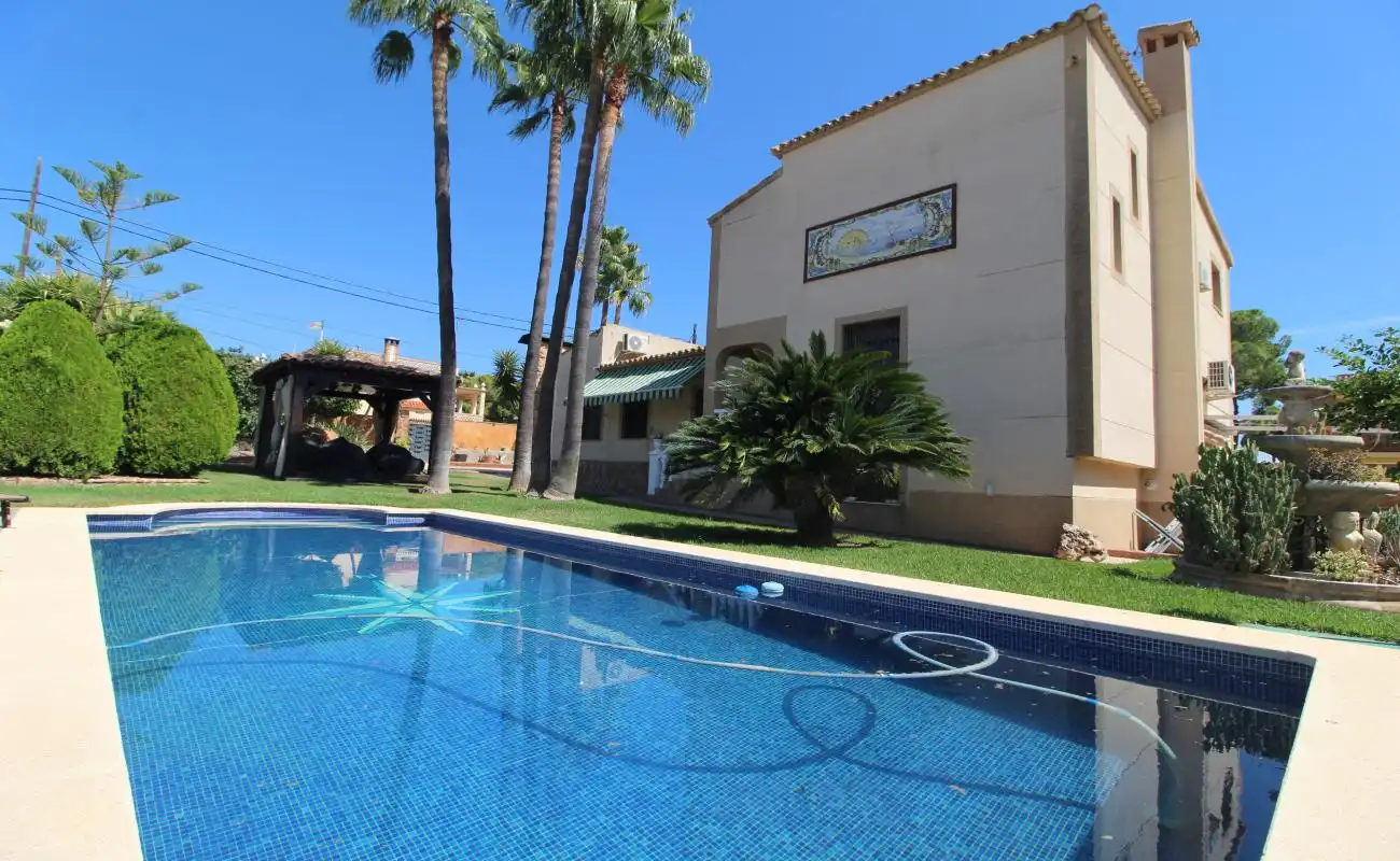 Piscina de Casa o xalet en venda en L'Eliana amb Aire condicionat, Calefacció i Jardí privat