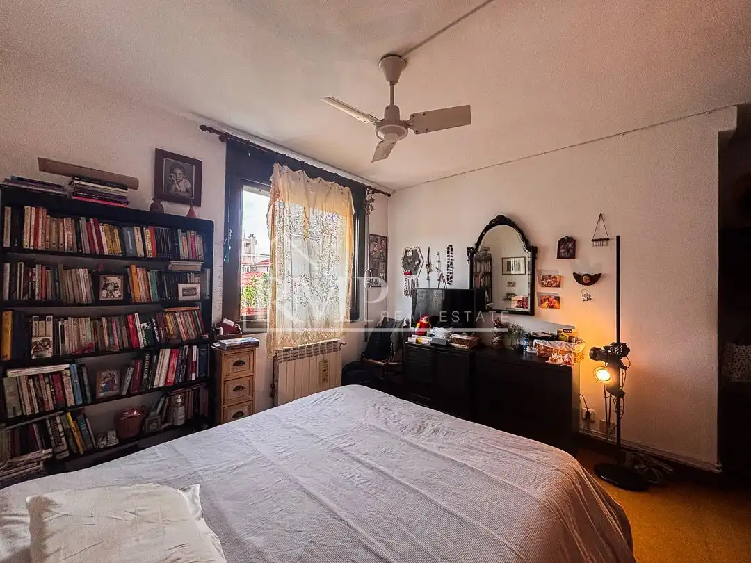 Schlafzimmer von Dachboden zum Verkauf in Barcelona mit Heizung, Terrasse und Abstellraum