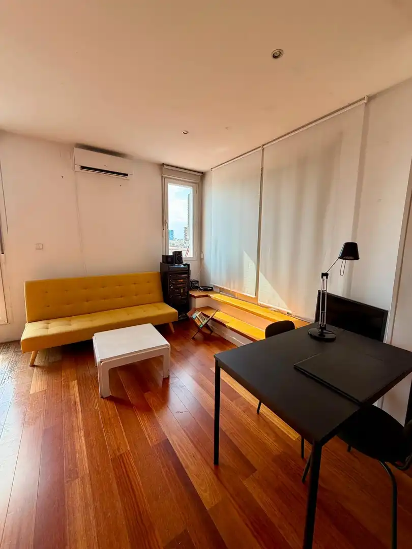 Wohnzimmer von Dachboden zur Miete in Madrid mit Klimaanlage, Terrasse und Möbliert