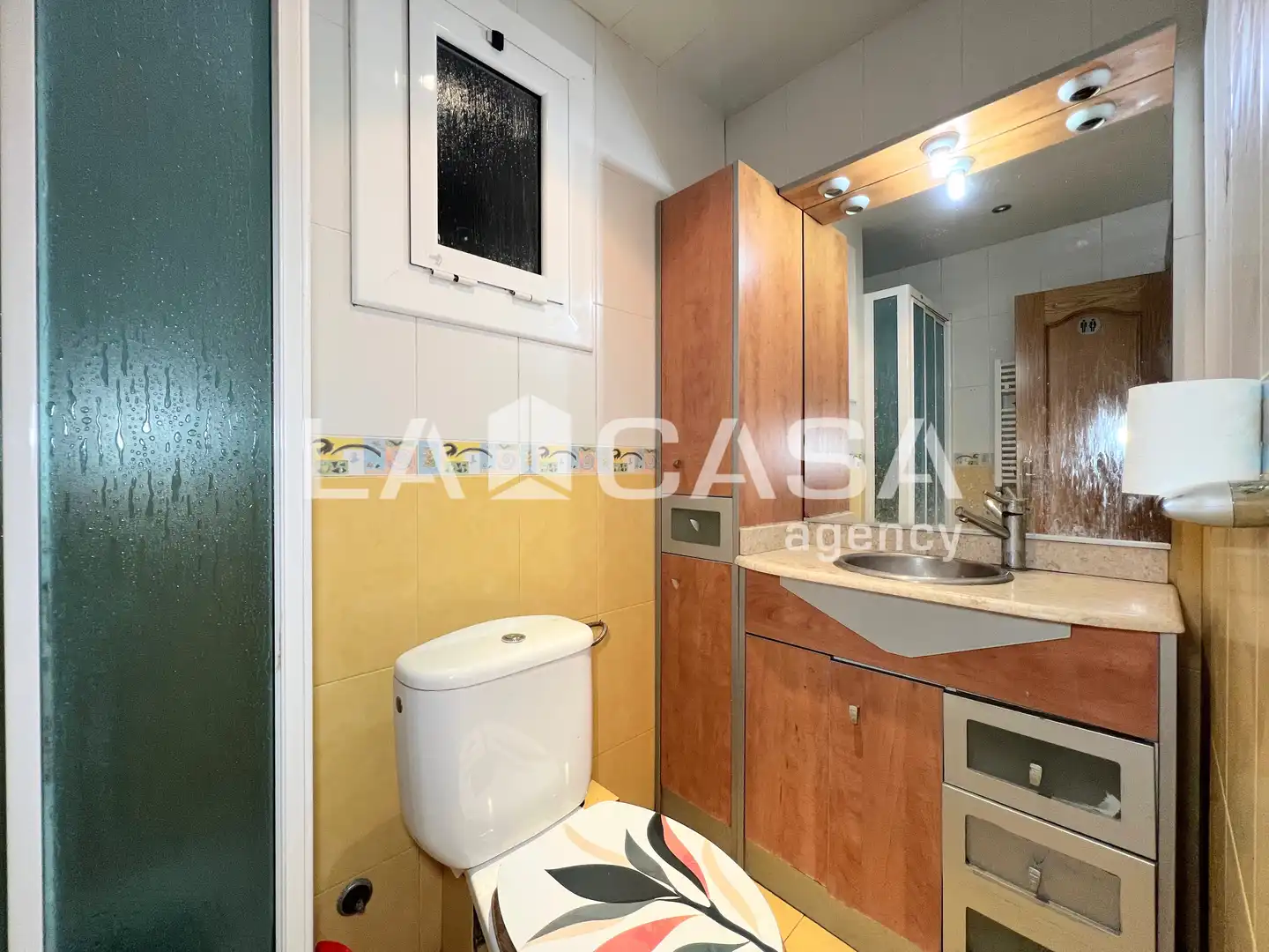 Baño de Planta baja en venta en Badalona con Calefacción