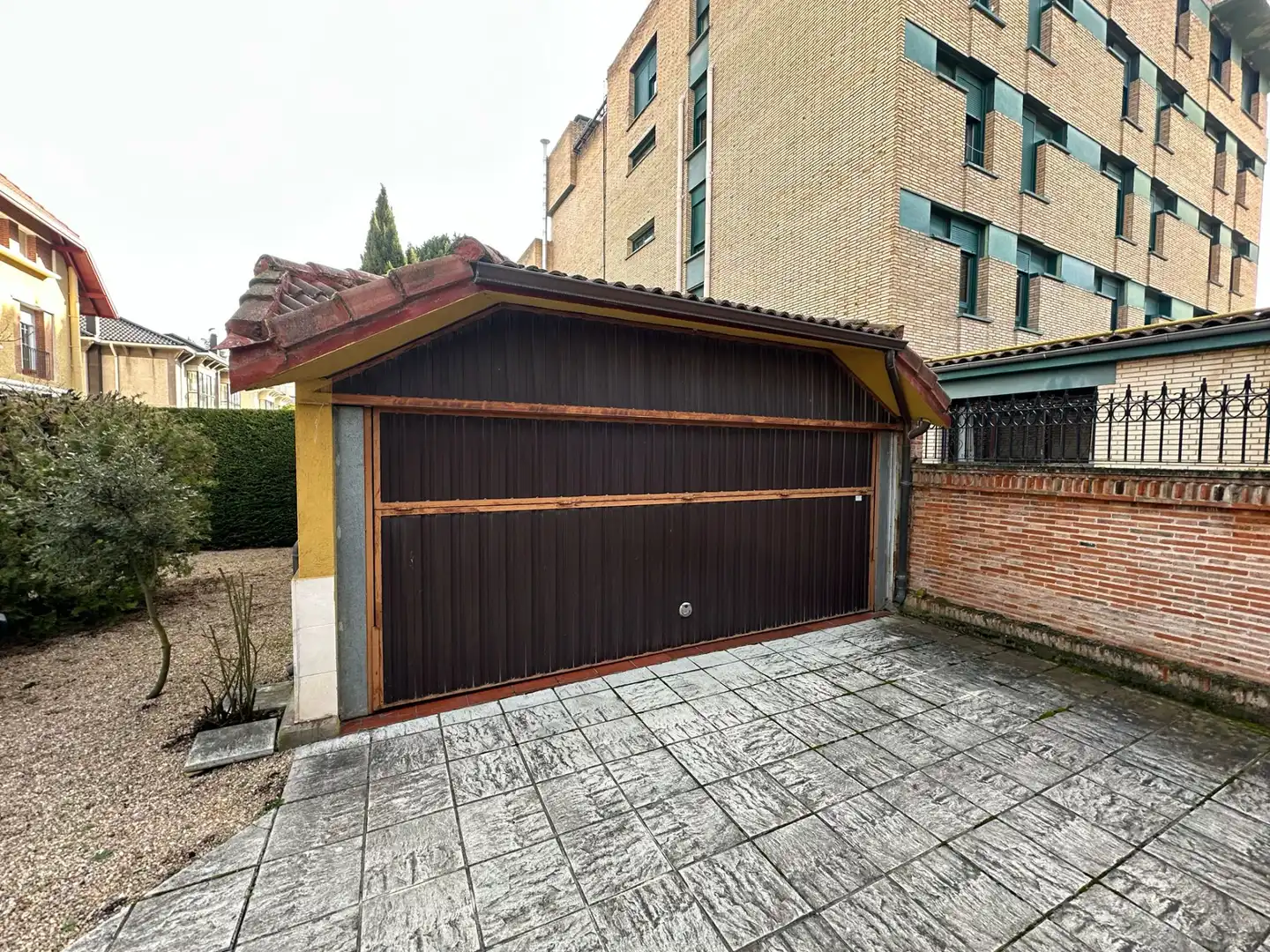 Vista exterior de Casa adosada en venda en Burgos amb Calefacció, Jardí privat i Traster