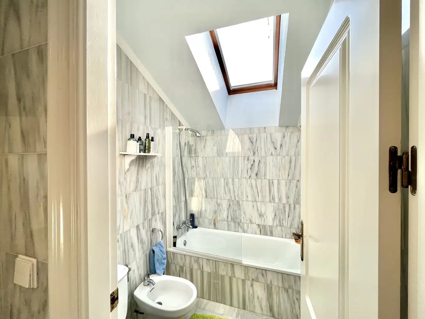 Baño de Dúplex en venta en Marbella con Aire acondicionado, Trastero y Piscina comunitaria
