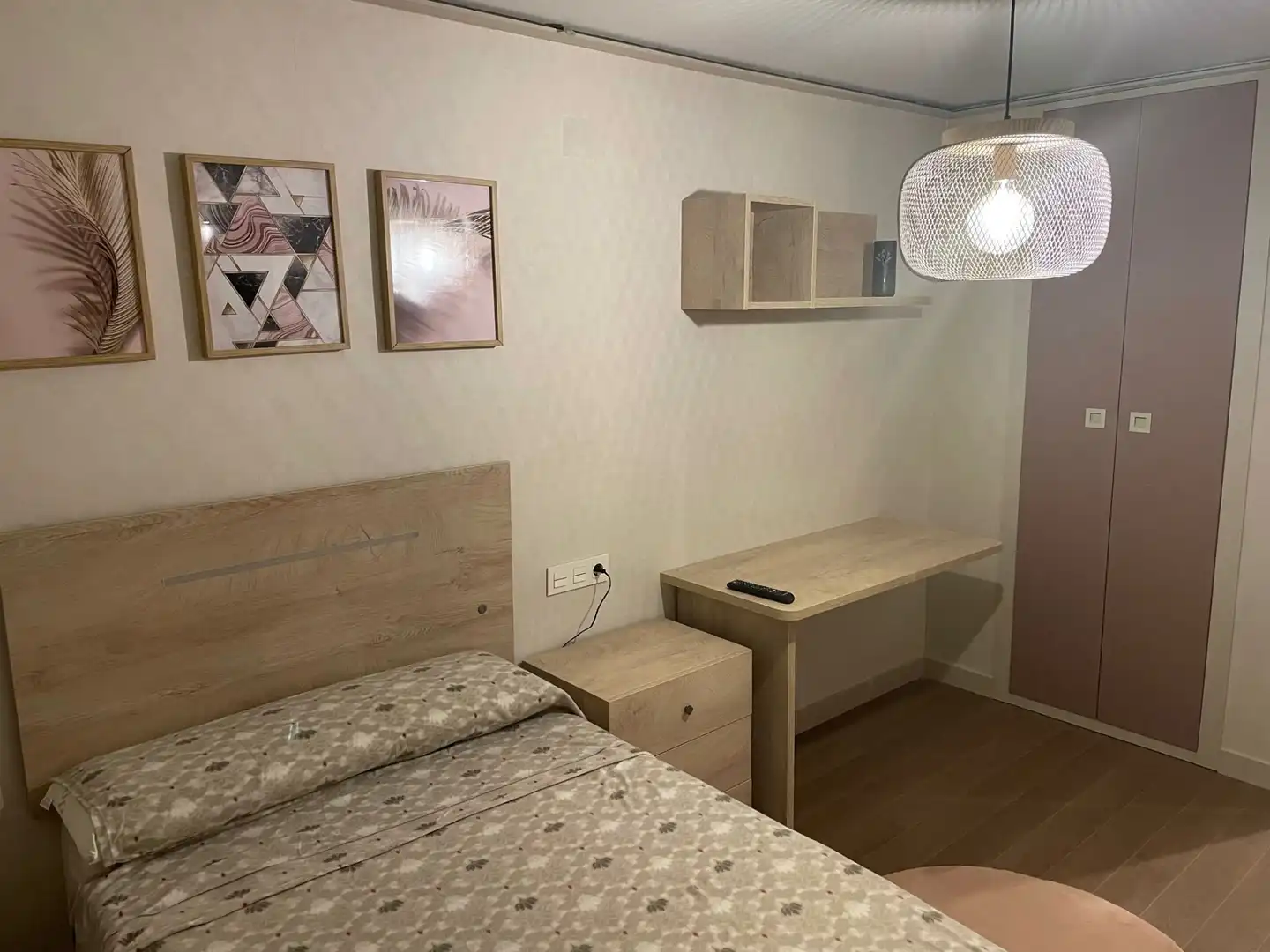 Habitación de Piso de alquiler en Granada con Aire acondicionado, Terraza y Amueblado