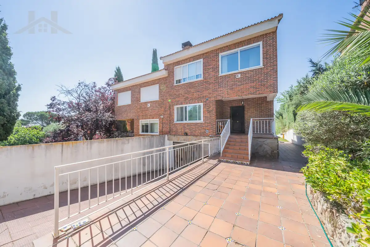 Vista exterior de Casa adosada en venta en Torrelodones con Aire acondicionado, Calefacción y Jardín privado