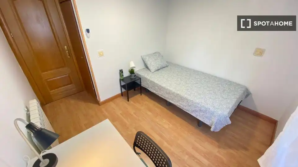 Bedroom of Flat for rent in Madrid  with Air Conditioner, Heating and Furnished