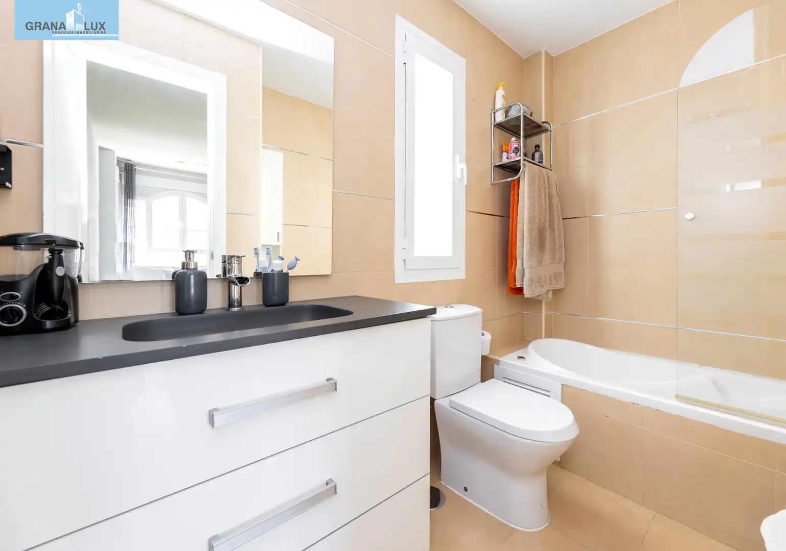 Badezimmer von Wohnung zum Verkauf in Las Gabias mit Terrasse, Abstellraum und Gemeinschaftspool