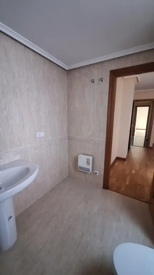 Baño de Piso en venta en Ponferrada con Calefacción, Parquet y Trastero