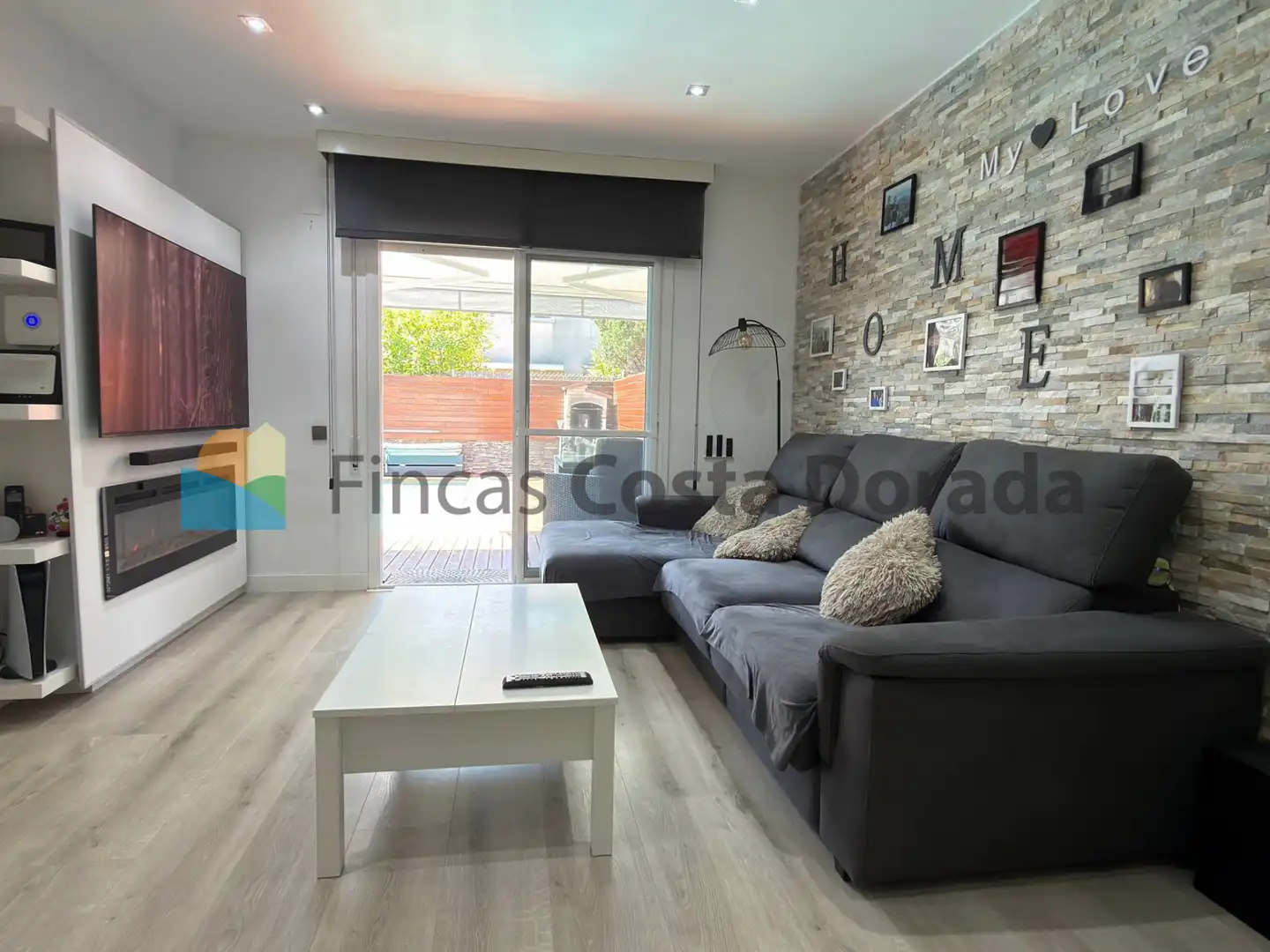 Sala d'estar de Casa adosada en venda en Cubelles amb Aire condicionat, Calefacció i Jardí privat
