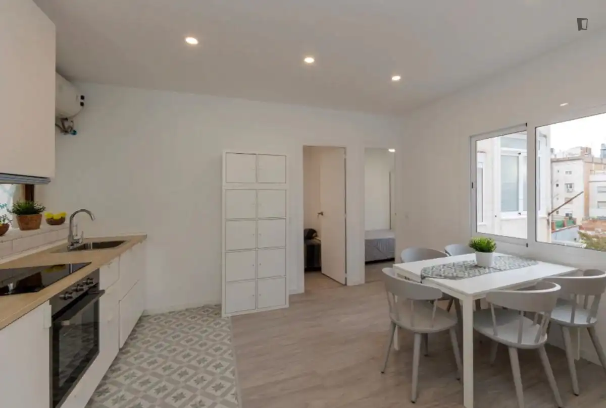 Comedor de Apartamento para compartir en L'Hospitalet de Llobregat con Amueblado, Horno y Lavadora