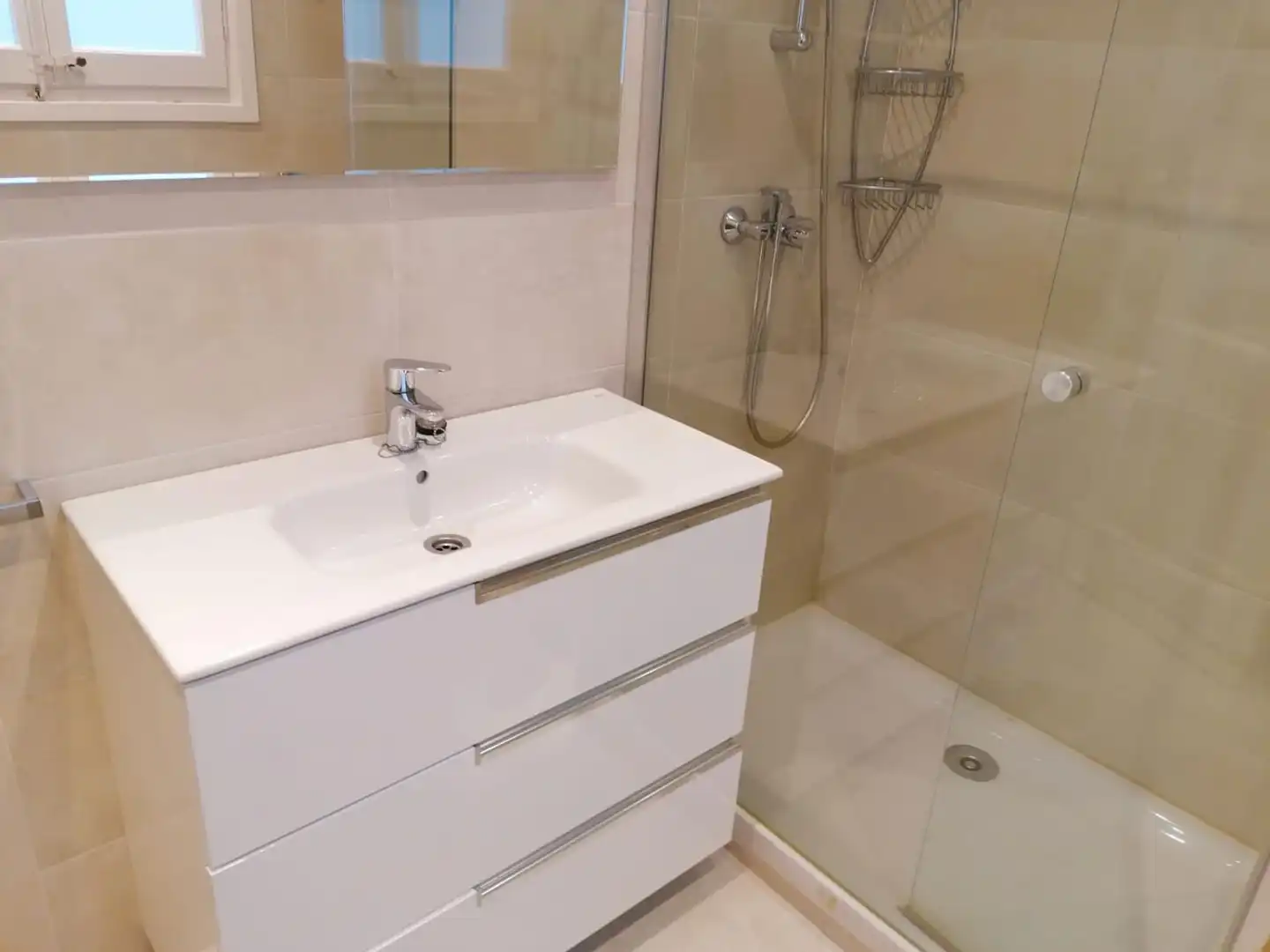 Baño de Piso de alquiler en Madrid con Aire acondicionado, Calefacción y Parquet