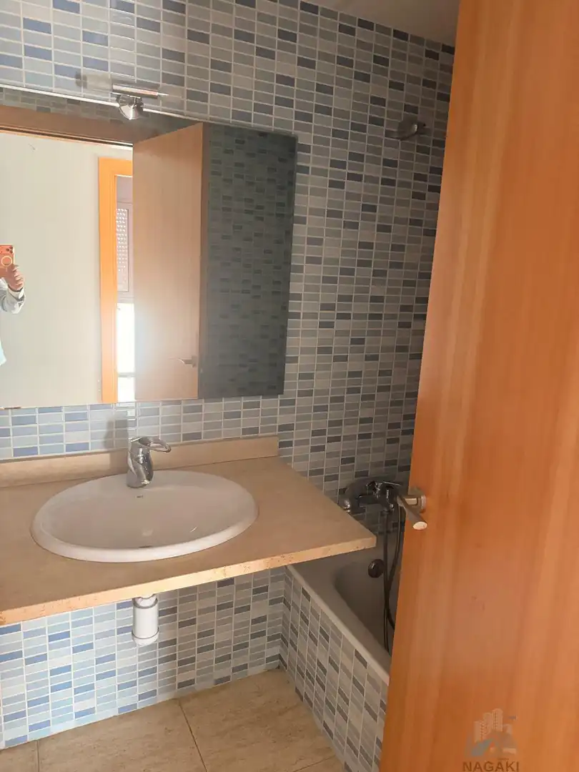 Badezimmer von Wohnung zum Verkauf in Salt mit Klimaanlage und Heizung