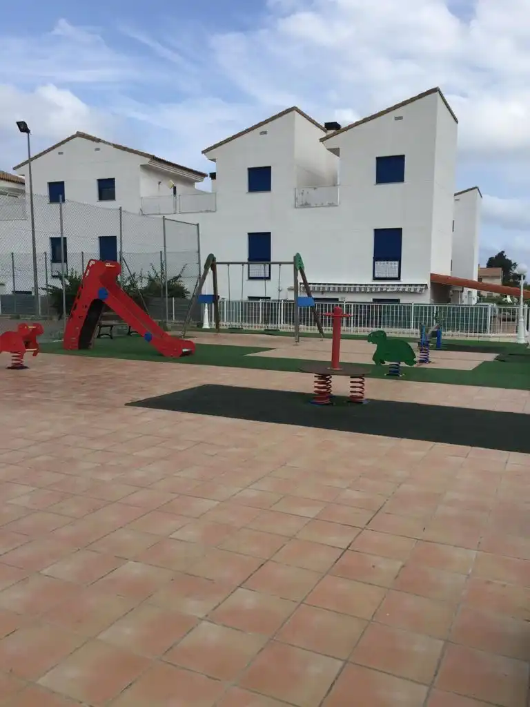 Aparcament de Casa adosada en venda en Almazora / Almassora amb Aire condicionat, Calefacció i Jardí privat