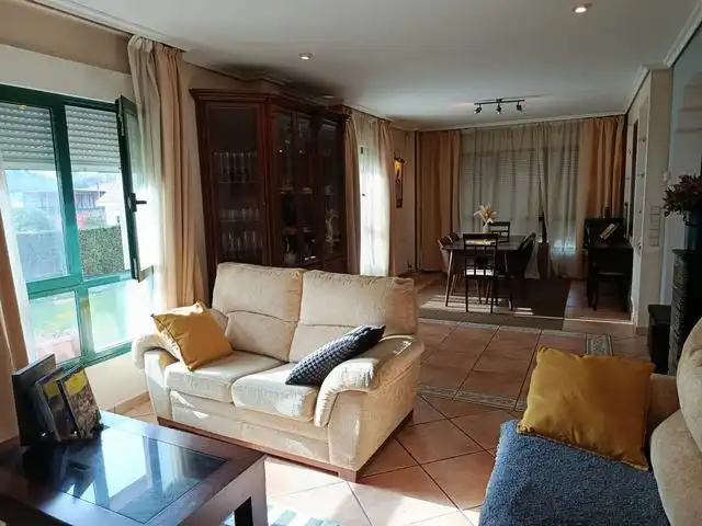 Sala de estar de Casa o chalet en venta en Teo con Calefacción, Jardín privado y Parquet