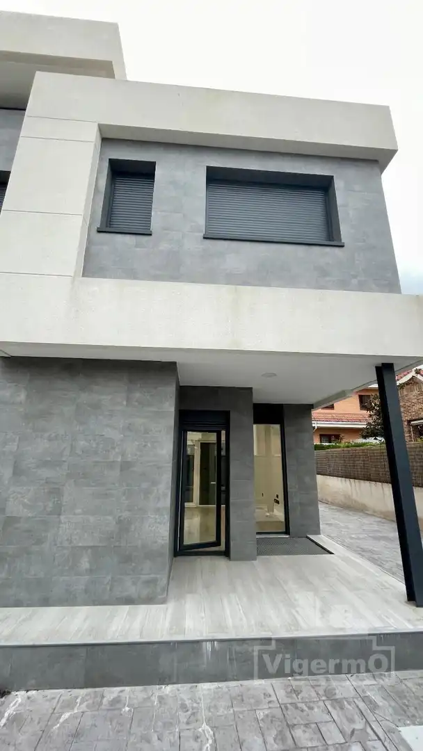 Vista exterior de Casa adosada en venda en Población de Arroyo amb Calefacció i Piscina