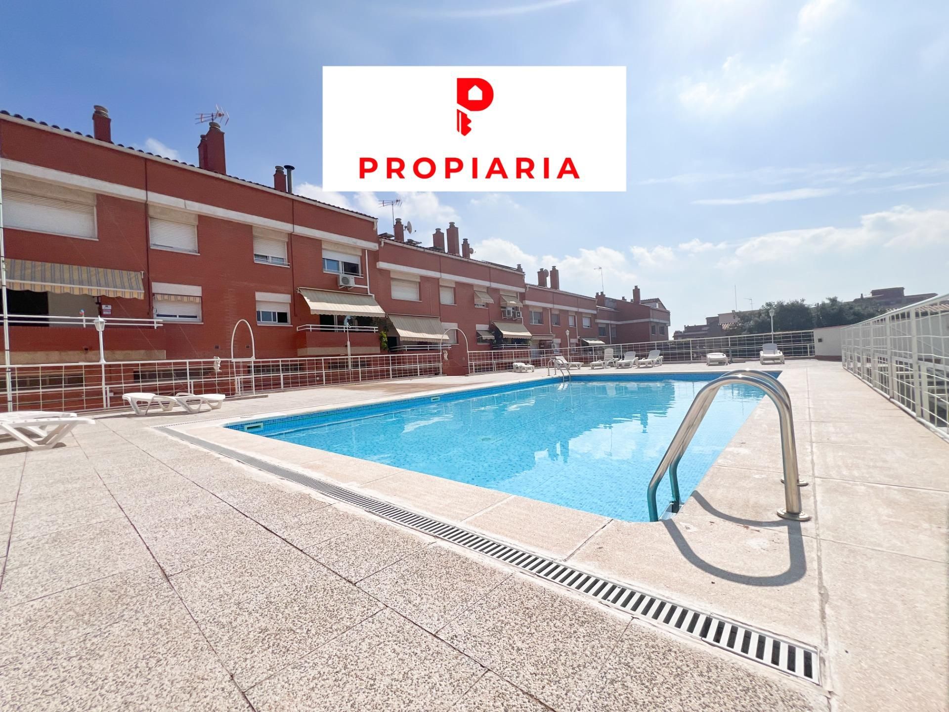 Piscina de Casa adosada en venta en Sant Boi de Llobregat con Aire acondicionado, Calefacción y Parquet
