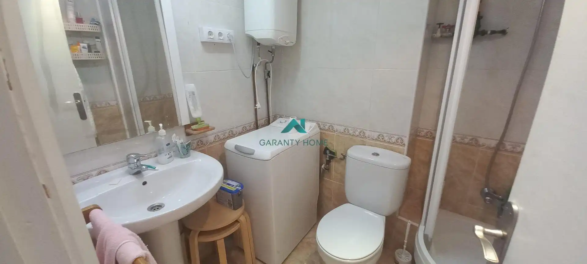 Bathroom of Study for rent in Laredo  with Private garden and Furnished