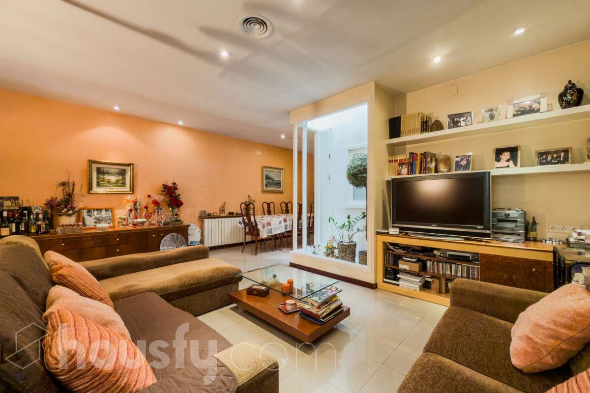 Sala d'estar de Pis en venda en Cornellà de Llobregat amb Aire condicionat, Calefacció i Moblat