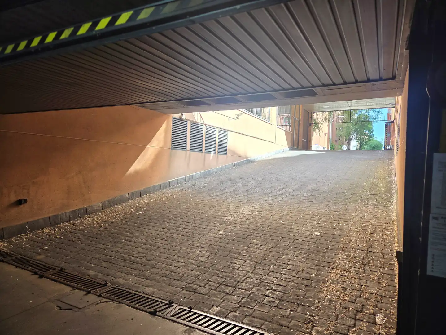 Parking de Piso en venta en Madrid con Aire acondicionado, Calefacción y Jardín privado