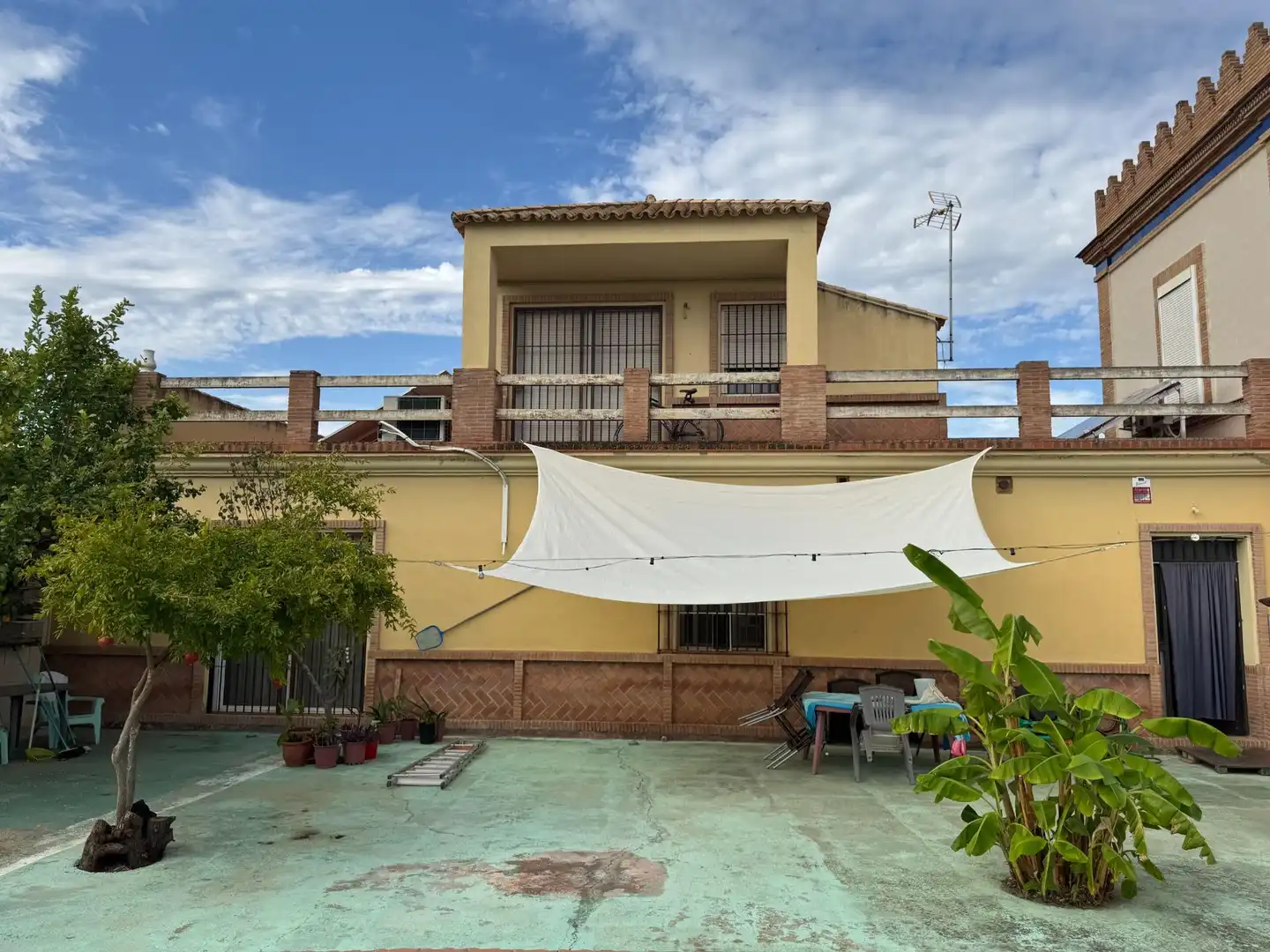 Vista exterior de Casa o xalet en venda en Villanueva del Río y Minas amb Aire condicionat, Jardí privat i Terrassa