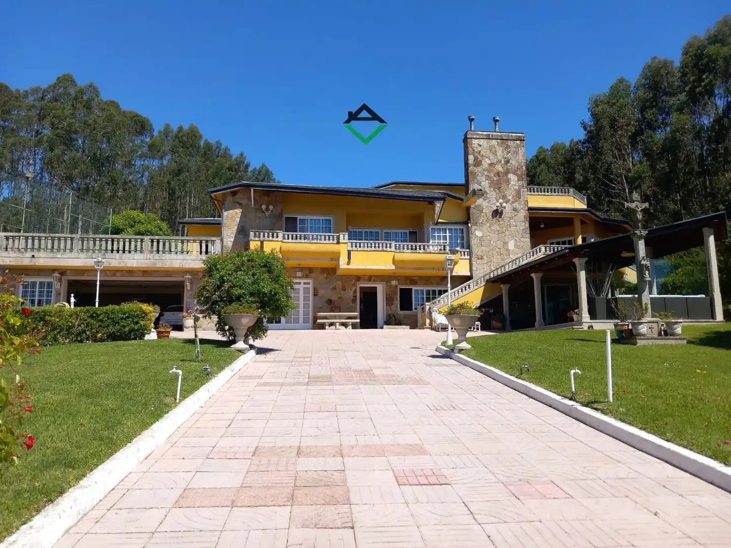 Jardí de Casa o xalet en venda en Cangas  amb Calefacció, Terrassa i Traster