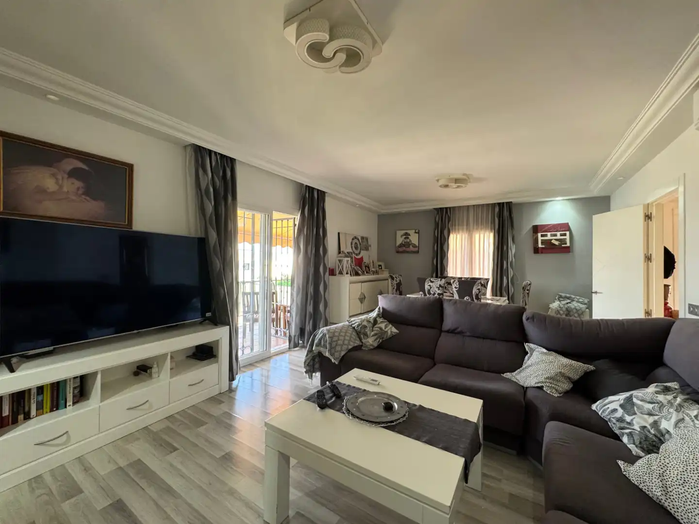 Sala d'estar de Casa adosada en venda en Alhaurín de la Torre amb Aire condicionat, Jardí privat i Parquet