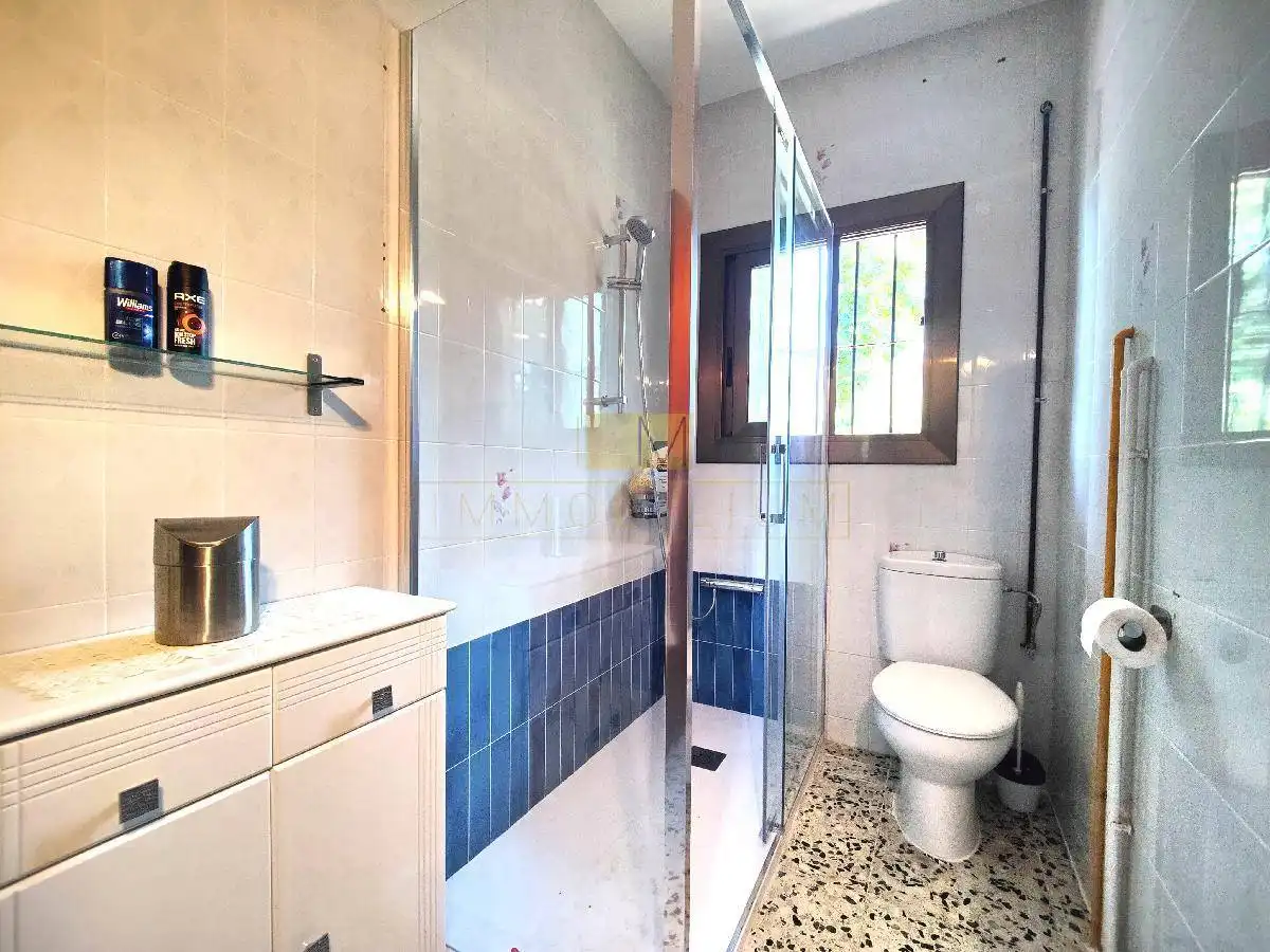Bany de Casa o xalet en venda en Vilanova i la Geltrú amb Calefacció, Jardí privat i Terrassa