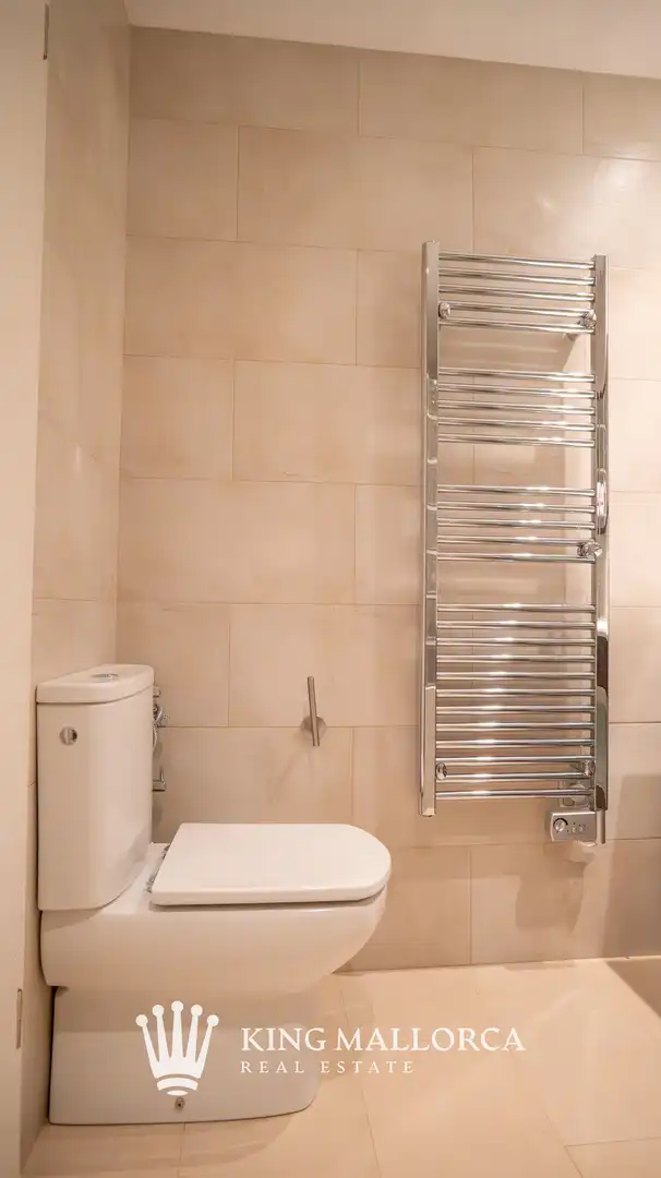 Badezimmer von Einfamilien-Reihenhaus zum Verkauf in Calvià mit Klimaanlage, Heizung und Privatgarten