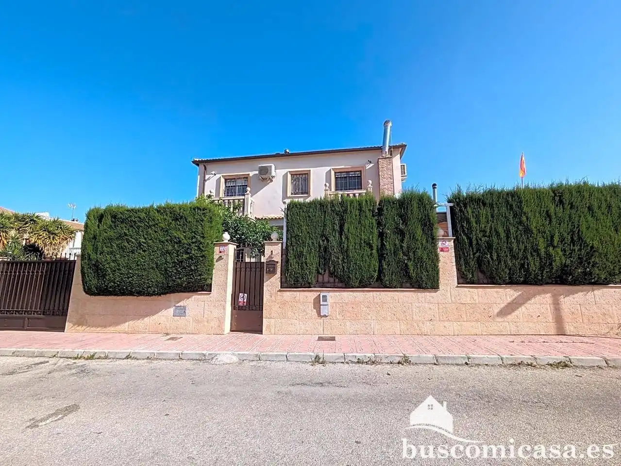 Vista exterior de Casa o xalet en venda en Linares amb Aire condicionat, Calefacció i Jardí privat