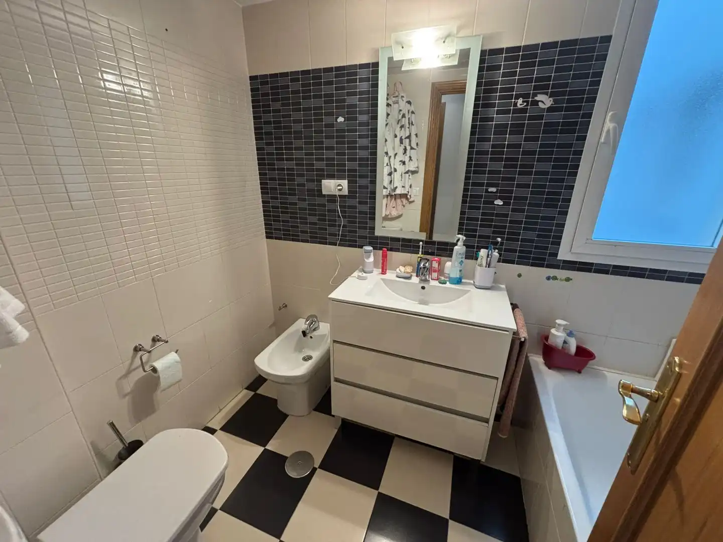Badezimmer von Wohnung zum Verkauf in Bormujos mit Klimaanlage, Terrasse und Abstellraum