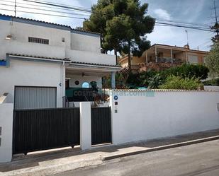 Exterior view of Single-family semi-detached for sale in Chiva  with Terrace and Swimming Pool