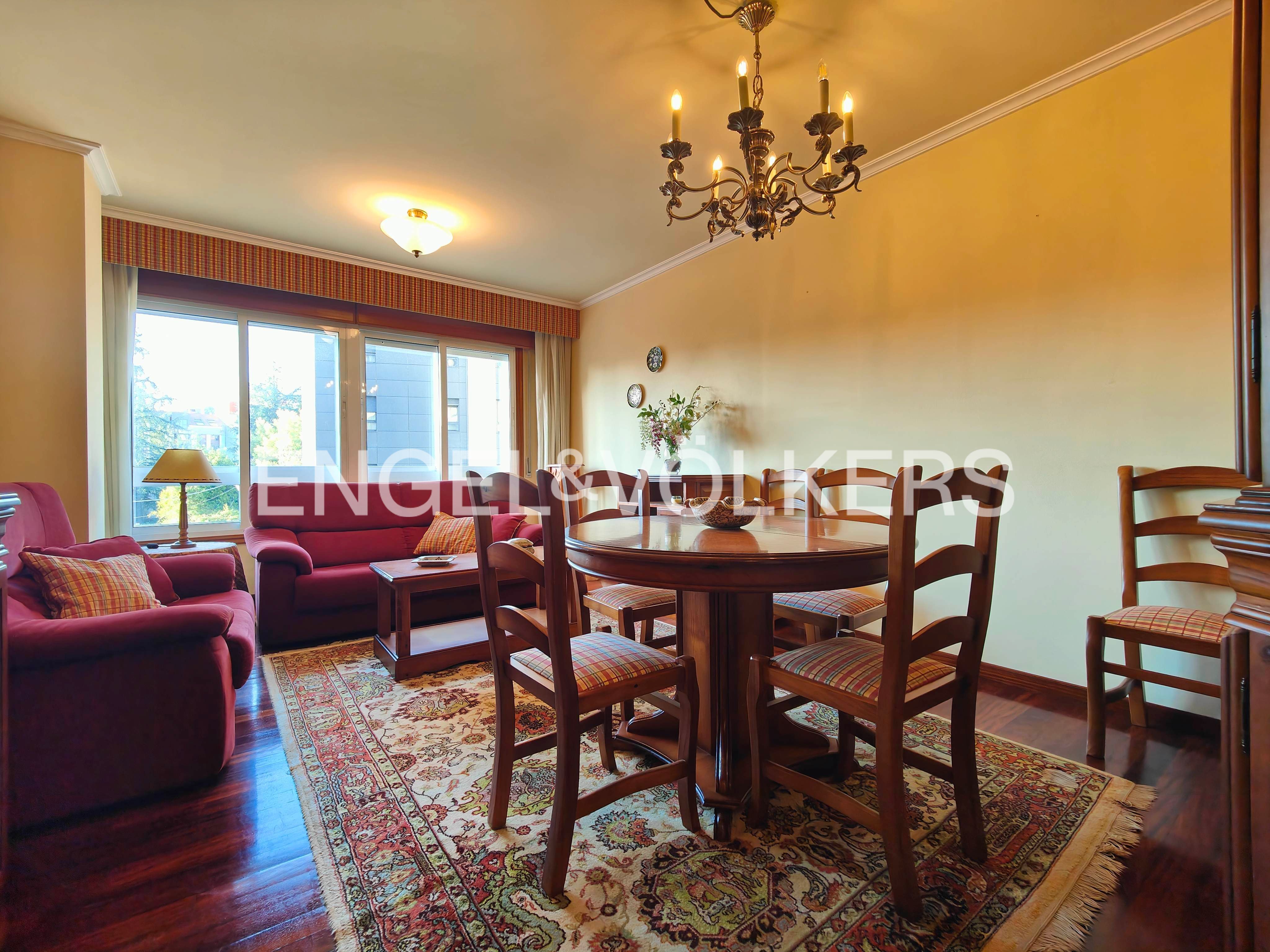 Menjador de Apartament en venda en Pontevedra Capital  amb Calefacció, Parquet i Traster