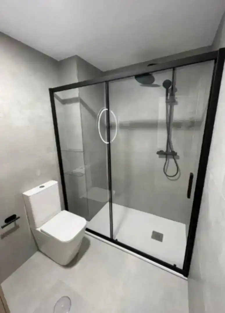 Badezimmer von Wohnung zur Miete in Madrid mit Privatgarten, Parkett und Schwimmbad