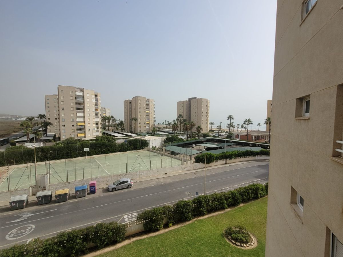 Vista exterior de Apartament de lloguer en Alicante / Alacant amb Jardí privat, Terrassa i Balcó
