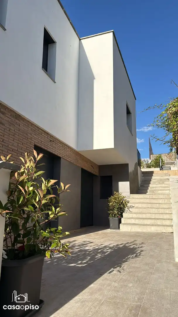 Vista exterior de Casa adosada en venta en Terrassa con Aire acondicionado, Calefacción y Jardín privado