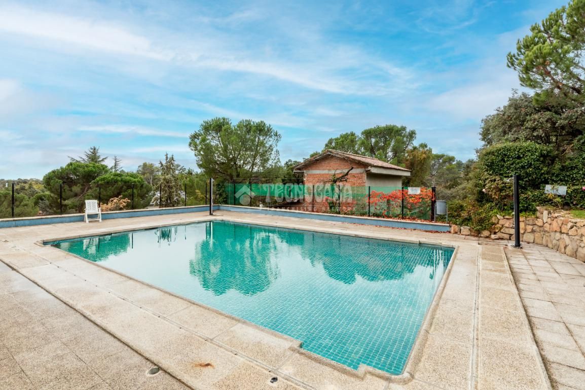 Piscina de Pis en venda en Hoyo de Manzanares amb Calefacció, Terrassa i Piscina comunitària