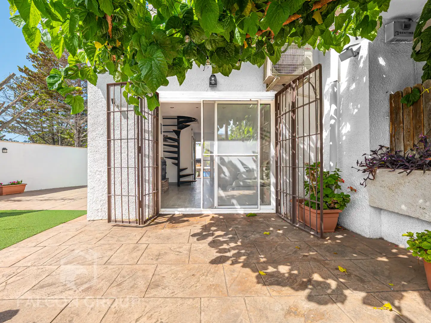 Exterior view of Houses for sale in El Vendrell  with Air Conditioner, Private garden and Terrace
