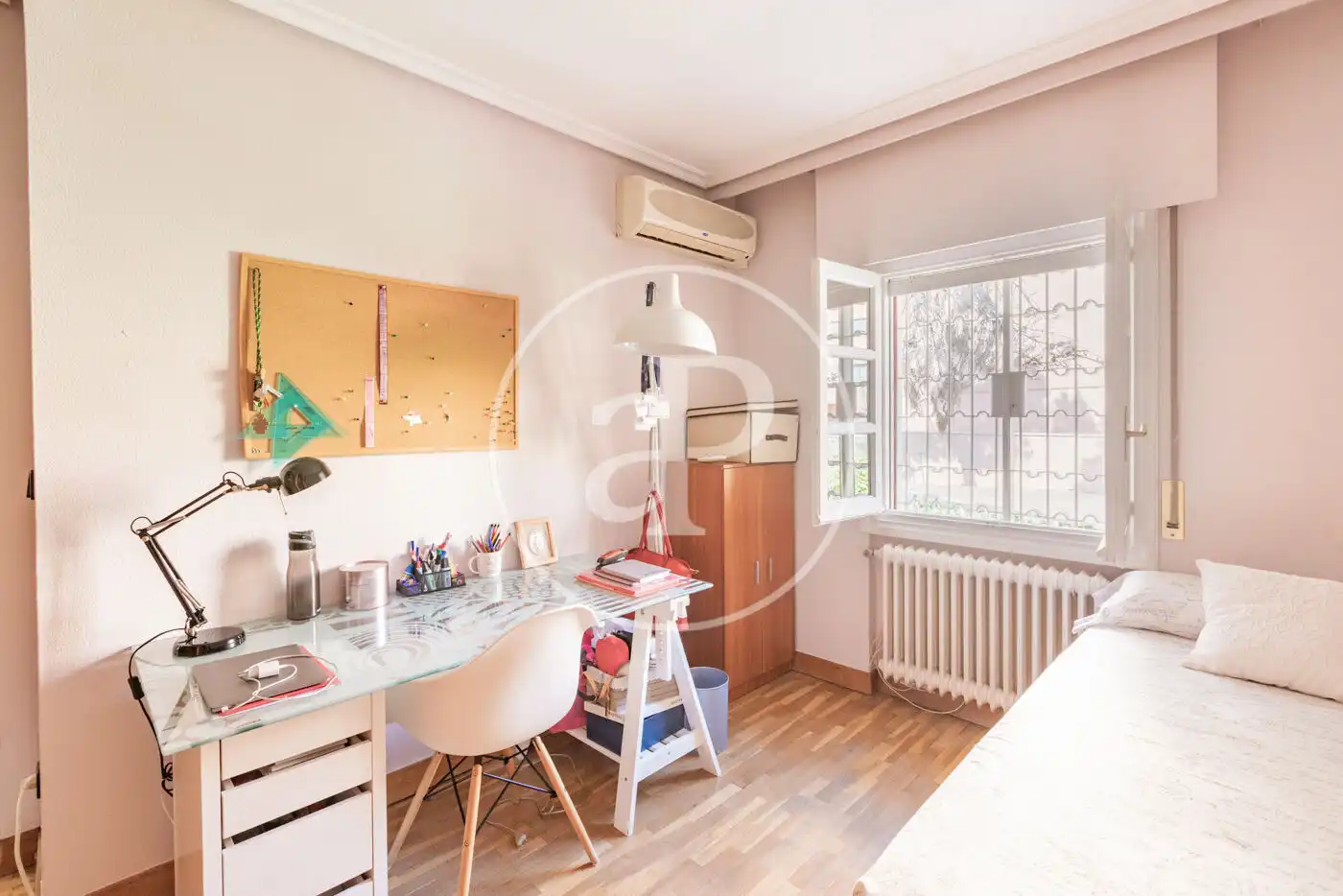 Habitación de Casa adosada en venta en Madrid con Aire acondicionado, Calefacción y Jardín privado