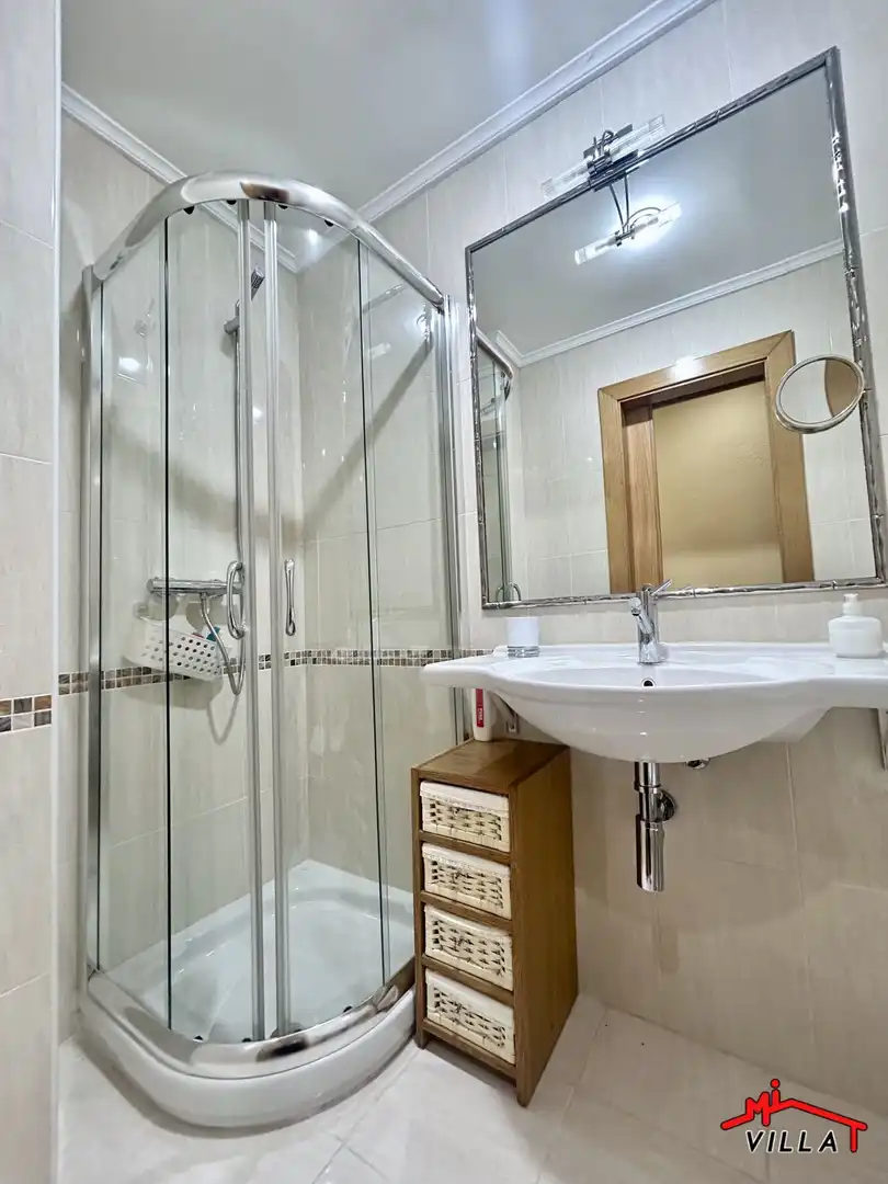 Baño de Piso en venta en Laredo con Parquet y Amueblado