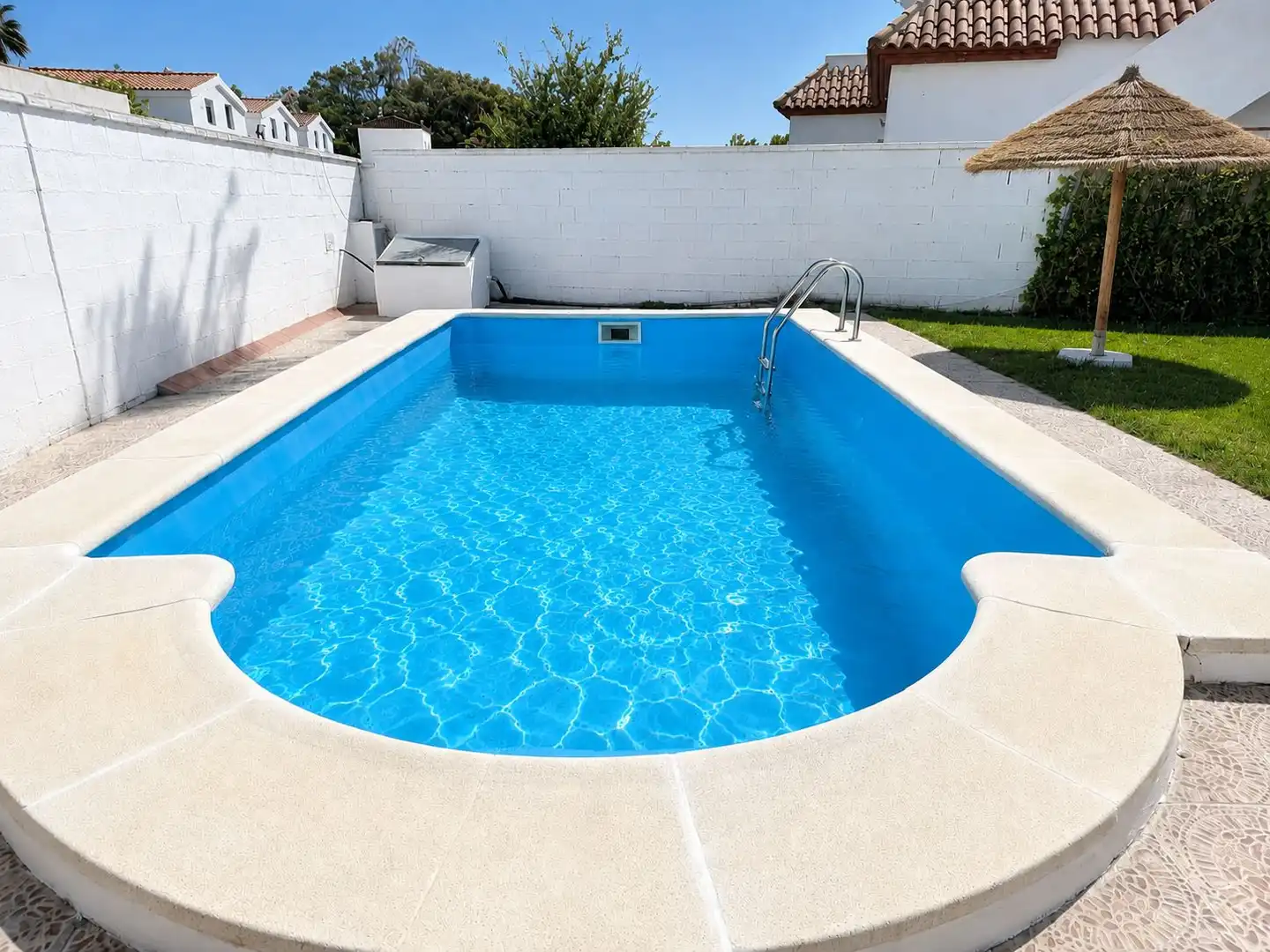Schwimmbecken von Einfamilien-Reihenhaus zur Miete in Conil de la Frontera mit Klimaanlage, Privatgarten und Schwimmbad