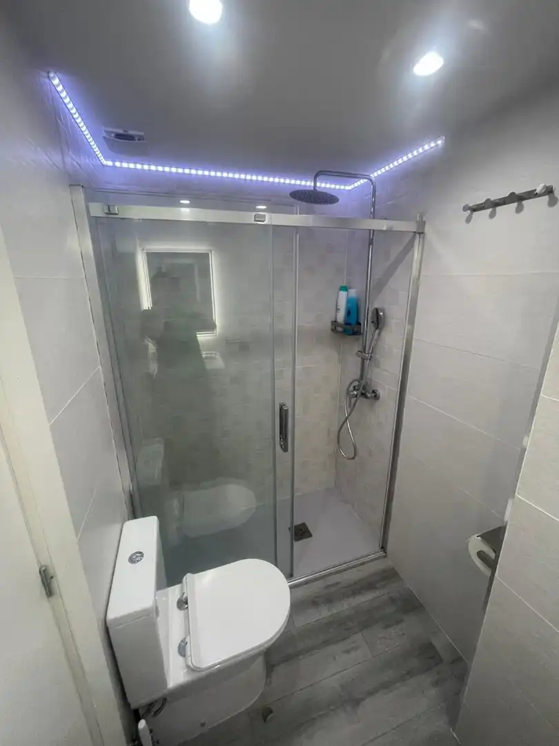 Bany de Apartament de lloguer en Torrevieja amb Calefacció, Terrassa i Piscina