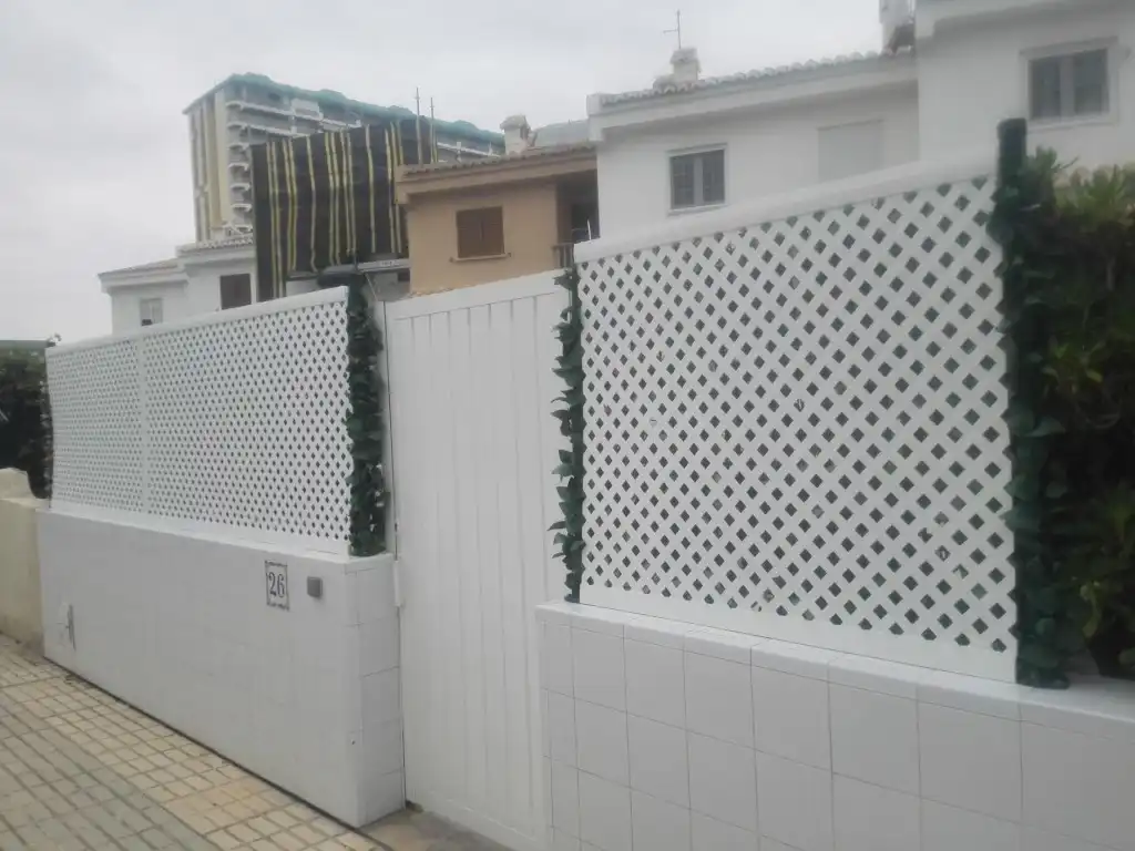 Vista exterior de Casa adosada en venda en El Puig de Santa Maria amb Aire condicionat, Calefacció i Jardí privat