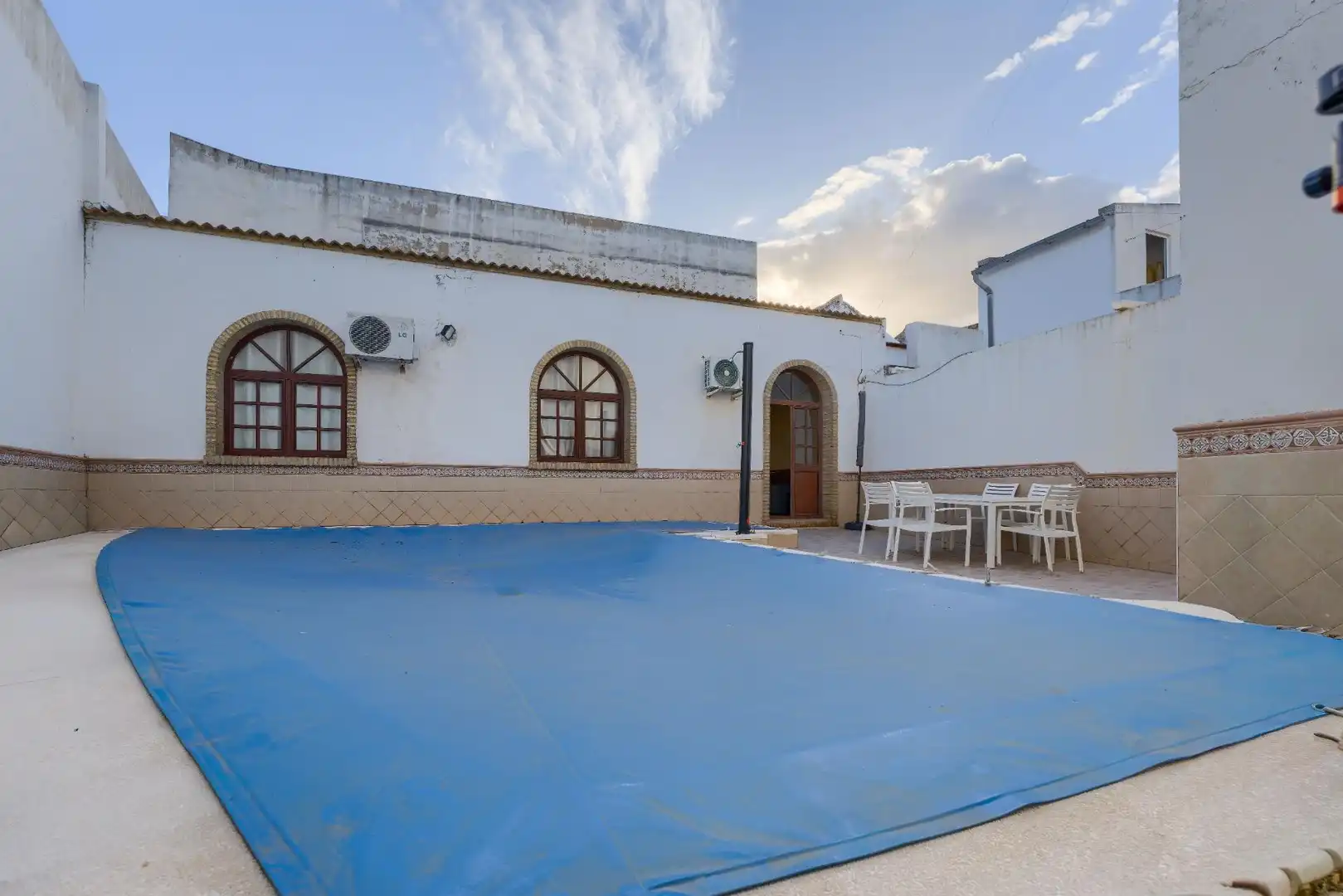 Vista exterior de Casa adosada en venta en La Palma del Condado con Aire acondicionado, Calefacción y Terraza