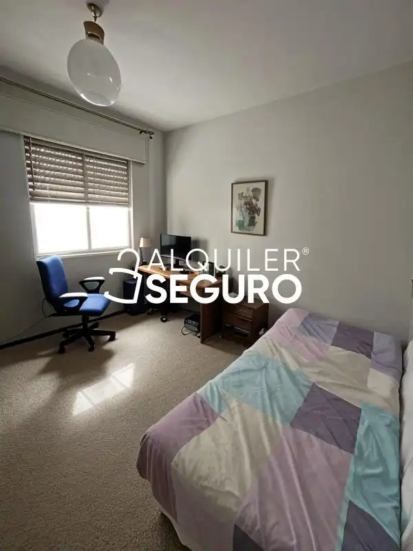 Habitación de Piso de alquiler en Granada con Terraza y Amueblado