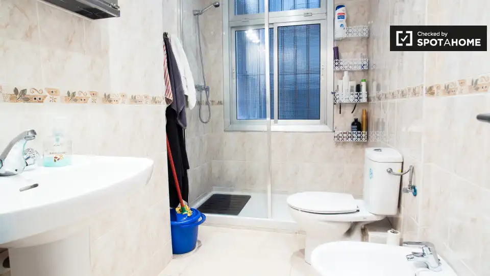 Bathroom of Flat for share in Bilbao   with Air Conditioner, Heating and Terrace