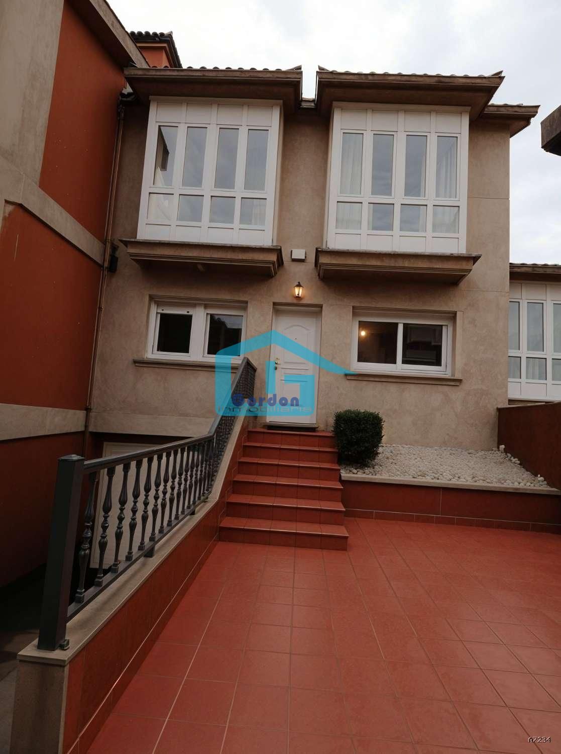 Vista exterior de Casa o xalet de lloguer en Sanxenxo amb Calefacció, Terrassa i Traster