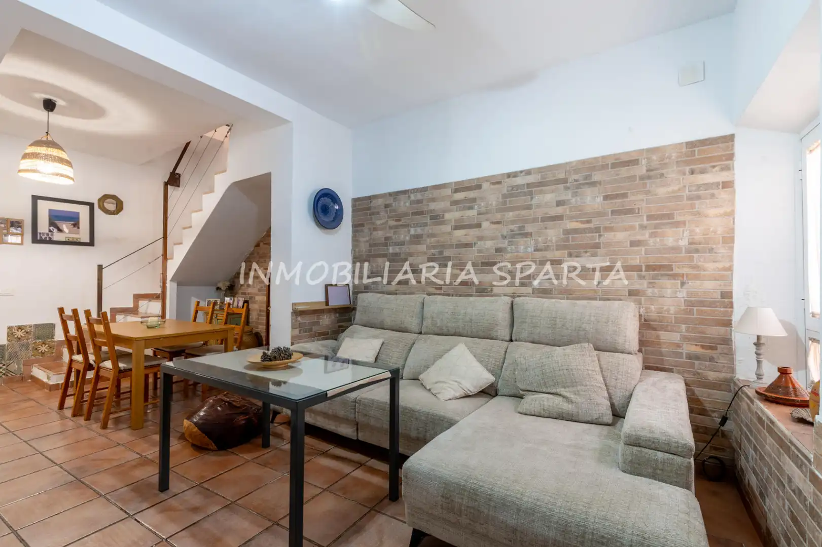 Casa adosada en venta en Gelves con Terraza, Horno y Lavadora