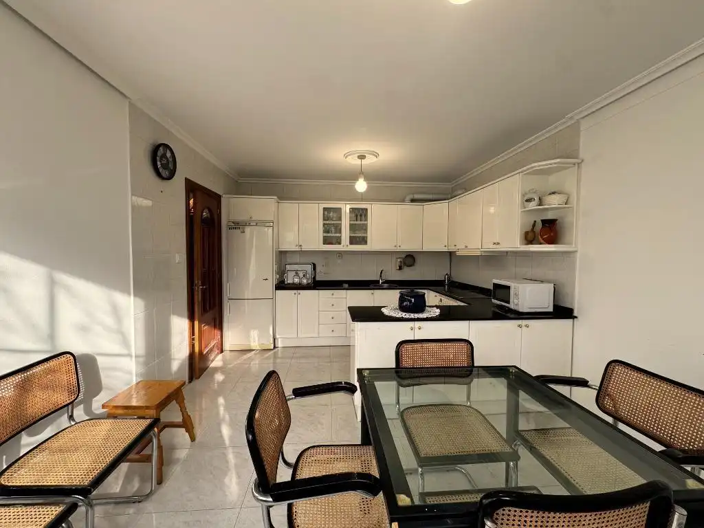 Cuina de Casa o xalet en venda en Torrelavega  amb Calefacció, Jardí privat i Traster