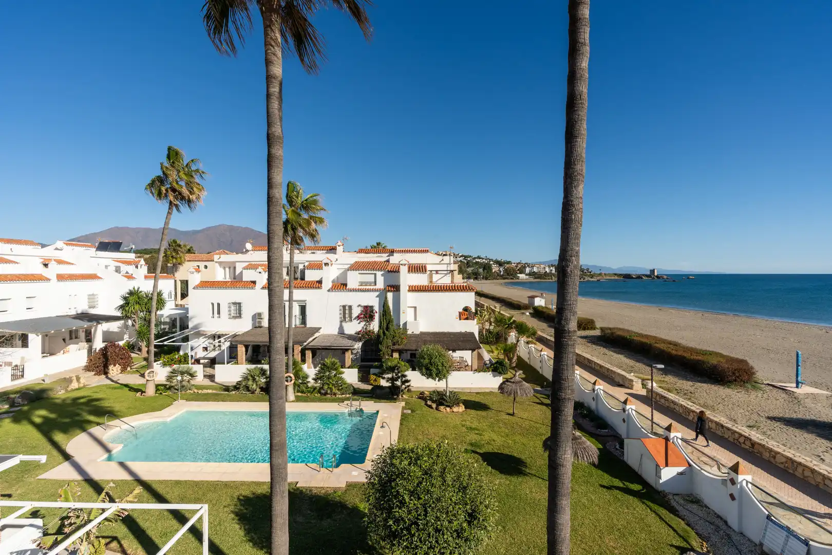 Außenansicht von Einfamilien-Reihenhaus zum Verkauf in Casares mit Klimaanlage, Privatgarten und Terrasse